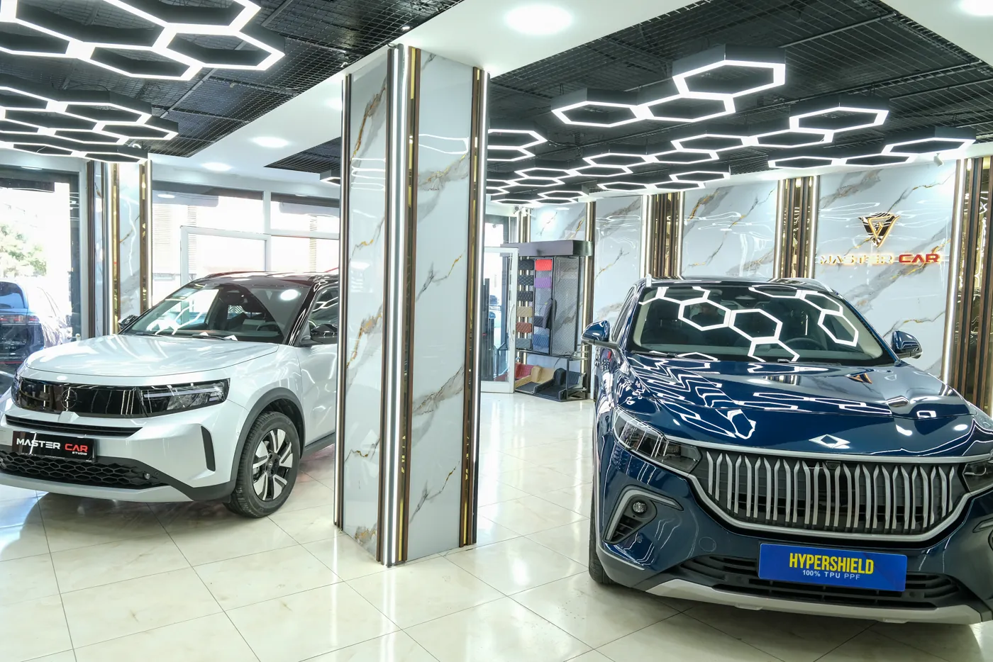 Master Car Studio showroom'unda PPF kaplamalı iki Togg